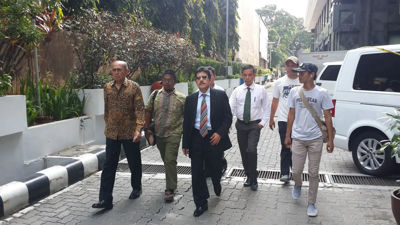 Kivlan Zein didampingi pengacaranya mendatangi Bareskrim Polri. (Putu Merta Surya Putra/Liputan6.com)