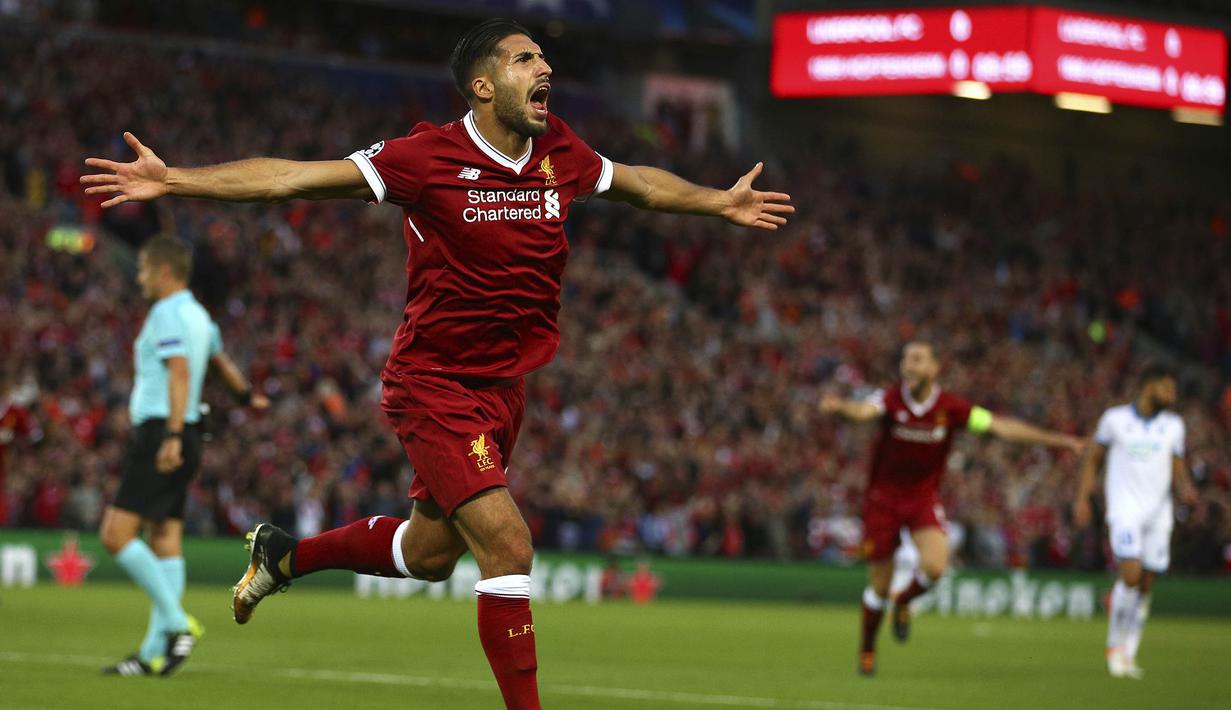 Gelandang Liverpool, Emre Can, melakukan selebrasi usai mencetak gol ke gawang Hoffenheim pada laga playoff Liga Champions, di Stadion Anfield, Kamis (24/8/2017). Liverpool menang 4-2 atas Hoffenheim. (AP/Dave Thompson)