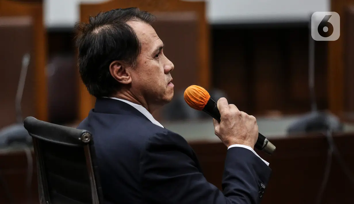 Terdakwa kasus korupsi pengadaan helikopter AW-101, Irfan Kurnia Saleh alias Jhon Irfan Kenway saat menjalani sidang vonis di Pengadilan Tipikor, Jakarta, Rabu (22/2/2023). Direktur PT Diratama Jaya Mandiri itu divonis 10 tahun penjara dan denda Rp 1 miliar subsider 6 bulan penjara. (Liputan6.com/Johan Tallo)