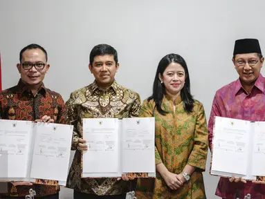 (Kiri-kanan) Hanif Dhakiri, Yuddy Chrisnandi, Puan Maharani dan Lukman Hakim (kanan) menunjukan draft Surat Keputusan Bersama (SKB) Libur Nasional dan Cuti Bersama tahun 2016, Jakarta, Kamis (25/6/2015). (Liputan6.com/Faizal Fanani) 