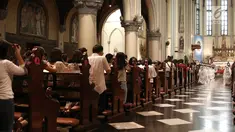 Suasana Misa Natal 2018 di Gereja Katedral, Jakarta, Senin (24/12). Misa Natal 2018 yang dipimpin Pastor kepala paroki Hani Rudi Hartoko mengusung tema "Yesus Kristus Hikmat Bagi Kita”. (Liputan6.com/Herman Zakharia)