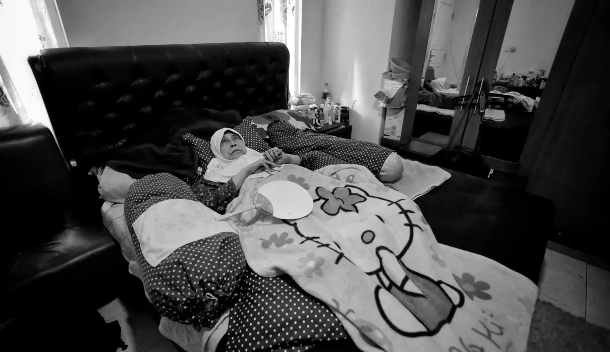 "Total 10 tahun, tapi yang benar-benar nggak bisa sama sekali itu sudah hampir 5 tahun. Selama itu benar-benar di kasur hari-harinya. Subuh saya mandiin, sore saya mandiin," ujar Lala anak Aminah Cendrakasih. (Adrian Putra/Bintang.com)