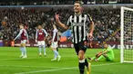 Pemain Newcastle United, Fabian Schar melakukan selebrasi setelah mencetak gol kedua bagi timnya saat pertandingan sepak bola Liga Premier Inggris melawan Aston Villa di Villa Park, Birmingham, Inggris pada 30 Januari 2024. (Adrian DENNIS/AFP)