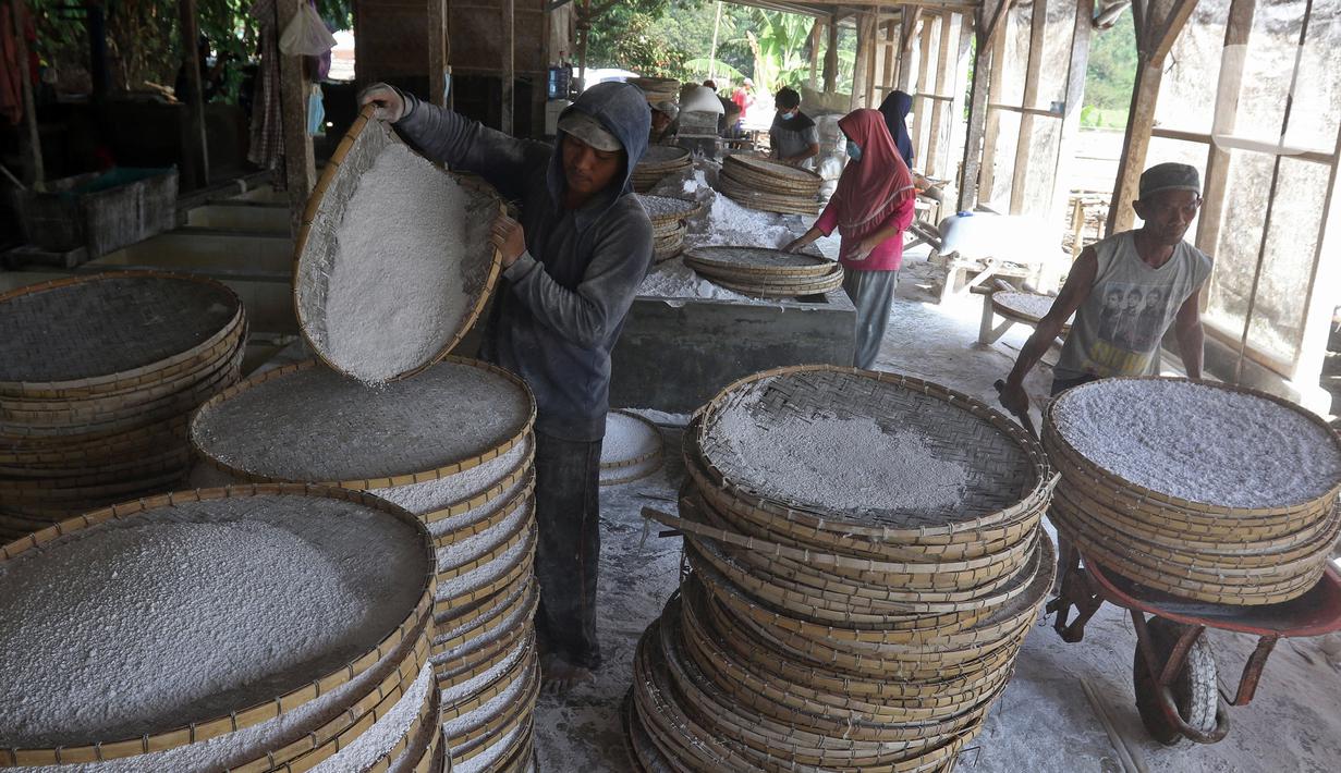 Pekerja menata tepung tapioka pada wadah-wadah di industri rumahan kawasan Legok Nyenang, Kadumanggu, Kabupaten Bogor, Jawa Barat, Minggu (1/8/2021). Pekerja mampu menghasilkan 3 sampai 4 ton tepung tapioka dalam sehari. (Liputan6.com/Herman Zakharia)