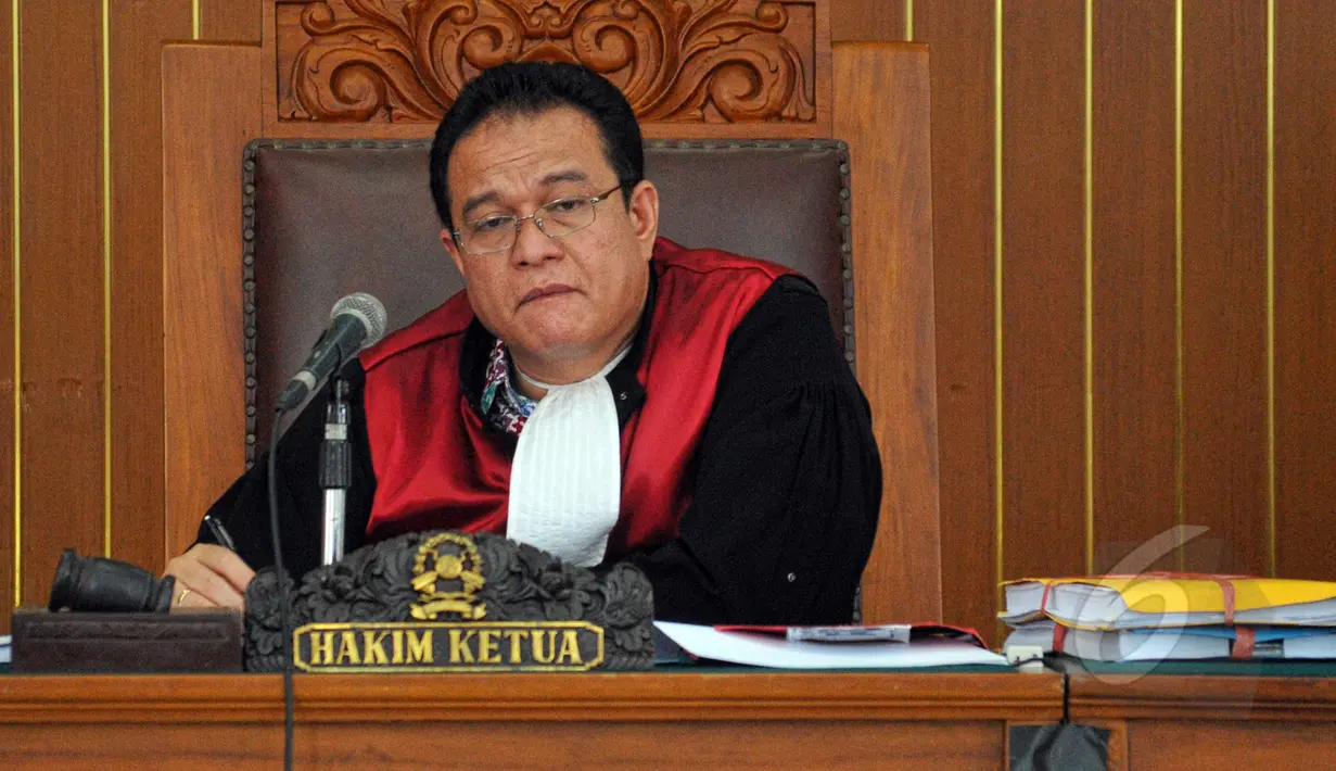 Hakim tunggal, Sihar Purba saat memimpin sidang lanjutan praperadilan mantan Menteri ESDM, Jero Wacik terhadap KPK di Pengadilan Negeri Jakarta Selatan, Jumat (24/4/2015). (Liputan6.com/Yoppy Renato)  