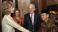 BJ Habibie bersama Duta Besar Jerman untuk Indonesia Norbert Baas dan Wakilnya Heidrun Tempel, saat peringatan 20 tahun penyatuan Jerman di Jakarta. (Antara)