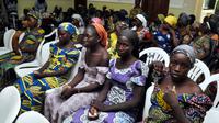 Sejumlah gadis sekolah Chibok menunggu untuk bertemu Presiden Muhammadu Buhari di Abuja, Nigeria (7/5). 82 gadis yang dibebaskan itu ditemukan dekat kota Banki di Negara Bagian Borno, dekat perbatasan dengan Kamerun. (AP Photo/Olamikan Gbemiga)