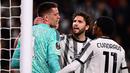 Pemain Juventus, Manuel Locatelli (tengah) dan Juan Cuadrado berbincang dengan kiper Juventus, Wojciech Szczesny (kiri) setelah ia mengalami sakit dada saat pertandingan leg pertama perempat final Liga Europa 2022/2023 melawan Sporting CP di Allianz Stadium, Turin, Jumat (14/04/2023). Szczesny diketahui terkena paltisipasi jantung atau kondisi di mana seseorang merasakan kerja jantung yang kuat, cepat, atau tidak teratur. (AFP/Marco Bertorello)