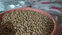 Harga kacang kedelai yang masih bertahan di atas Rp 11.200 per kilogram (kg) cukup membebani para pengrajin, di tengah perlambatan ekonomi akibat pandemi Covid-19 saat ini. (Liputan6.com/Jayadi Supriadin)