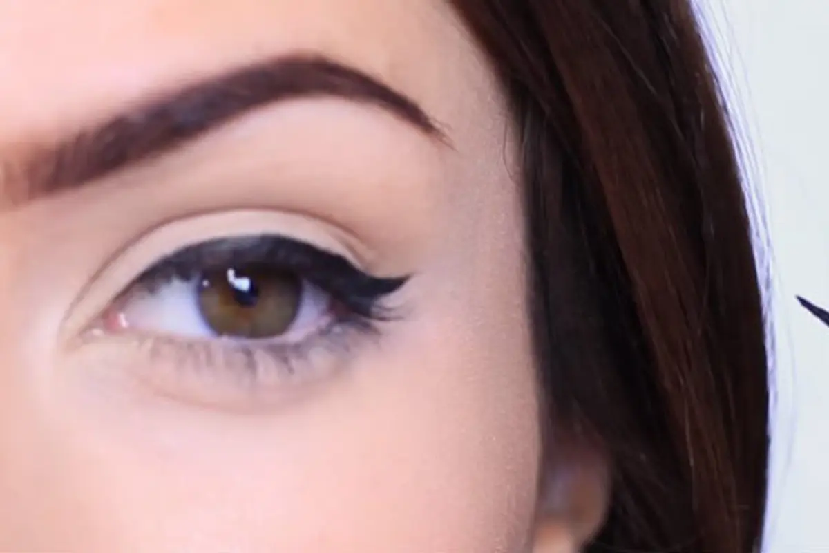 5 Langkah Mudah Membuat Eyeliner Wing dalam 1 Menit