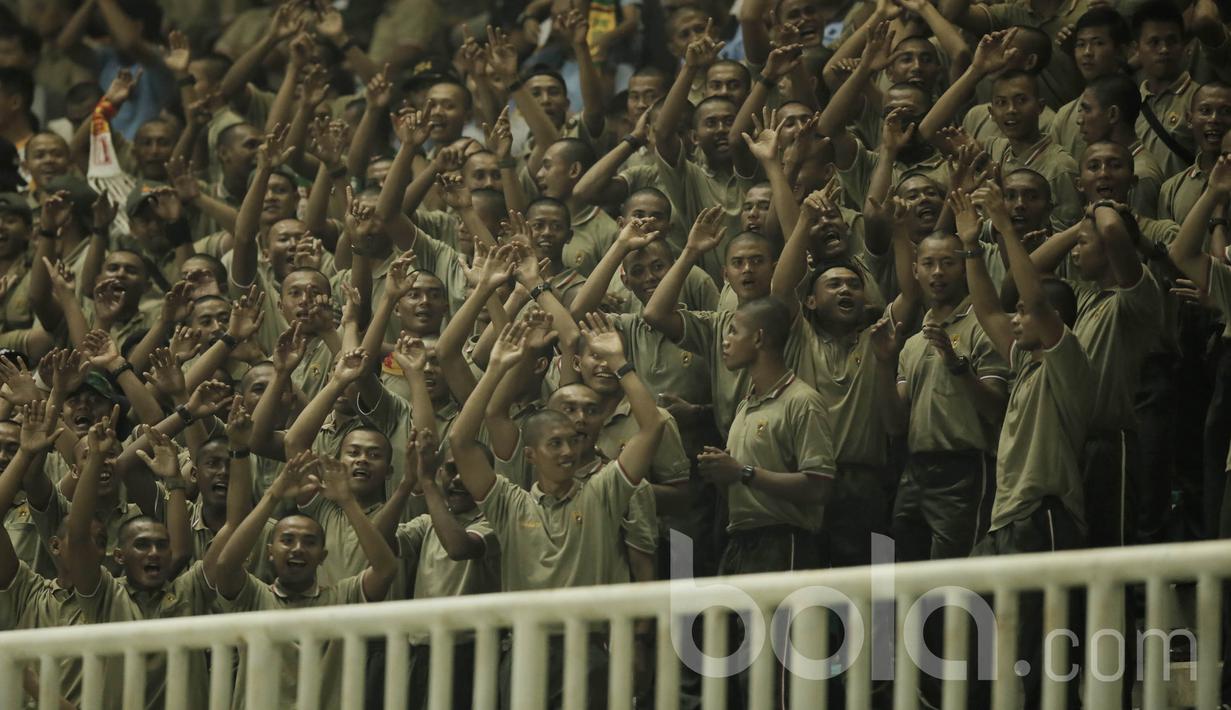 Sejumlah Suporter PS TNI yang mayoritas Tentara menyaksikan langsung laga PS TNI kontra PSM Makassar pada laga Liga 1 Indonesia di Stadion Pakansari, Bogor (15/05/2017). PS TNI menang 2-1. (Bola.com/M Iqbal Ichsan)