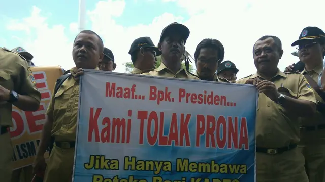 Lebih dari 700 orang yang terdiri dari kepala desa (kades) dan perangkat desa di Kabupaten Brebes melakukan aksi unjuk rasa di depan Gedung DPRD Brebes