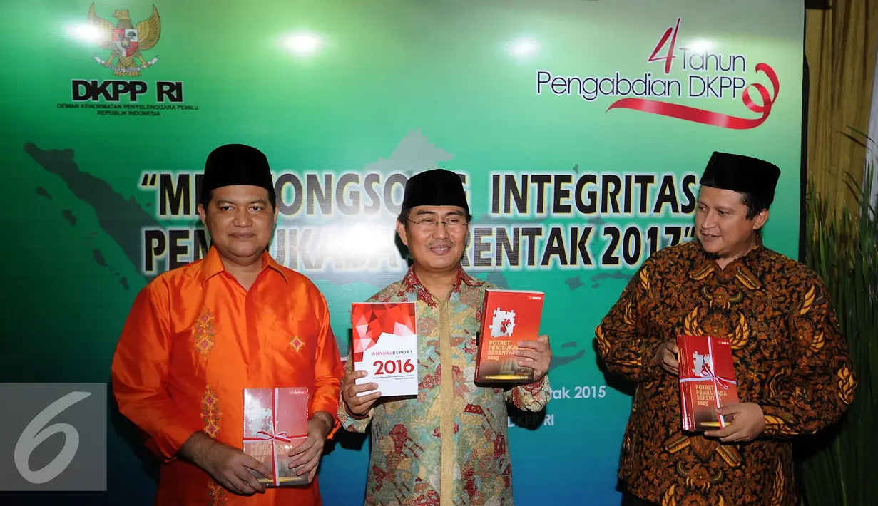 Ketua KPU, Husni Kamil Manik, Ketua DKPP, Jimly Asshiddiqie dan Ketua Bawaslu Muhammad (kiri ke kanan) saat peluncuran buku di Jakarta, Senin (13/6/2016). DKPP meluncurkan buku rekam jejak Pemilukada Serentak 2015 lalu. (Liputan6.com/Helmi Fithriansyah)