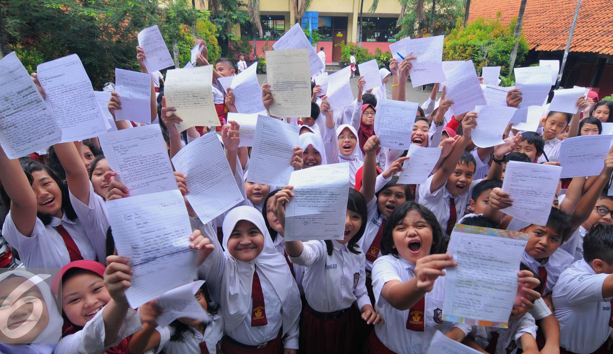 Siswa-siswi menunjukan surat untuk Presiden RI. Joko Widodo di SDN Sukasari 4 Kota Tangerang, Selasa, (29/16). Isi Surat tersebut meminta kepada Jokowi agar prihatin dengan keberadaan generasi muda Indonesia. (Liputan6.com/Faisal R Syam)