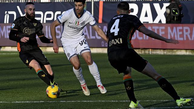 Foto: Menilik Aksi Solid Kapten Timnas Indonesia Jay Idzes saat Venezia Menjamu Inter Milan di Liga Italia