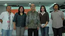 Redaksi Liputan6.com berfoto bersama Faisal Basri, Jakarta, Selasa (6/1/2015). (Liputan6.com/Faisal R Syam)