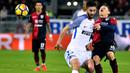 Pemain Inter Milan, Roberto Gagliardini (kiri) mengadang laju pemain  Cagliari, Nicolo Barella  pada lanjutan Serie A di Sardegna Arena Stadium, Cagliari, (25/11/2017). Inter Menang 3-1. (AFP/Alberto Pizzoli)