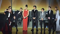 Ronaldo, Messi dan Neymar erfoto selfie bersama pada acara Anugerah  FIFA Ballon d'Or 2015 di Kongresshaus, Zurich, Selasa (11/1/2016). (AFP Photo/Fabrice Coffrini)