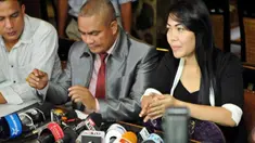 Kisruh rumah tangga Krisna Mukti dan Devi Nurmayanti semakin memanas semenjak gugatan cerai yang dilayangkan sang istri. Seakan tak puas, Devi pun melaporkan Krisna ke yang berwajib.