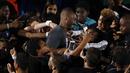 Kobe Bryant menyapa fans cilik saat naik diatas panggung pada penghargaan Kids Choice Sport 2016 di Los Angeles, California, (14/7/2016). (REUTERS/Mario Anzuoni)