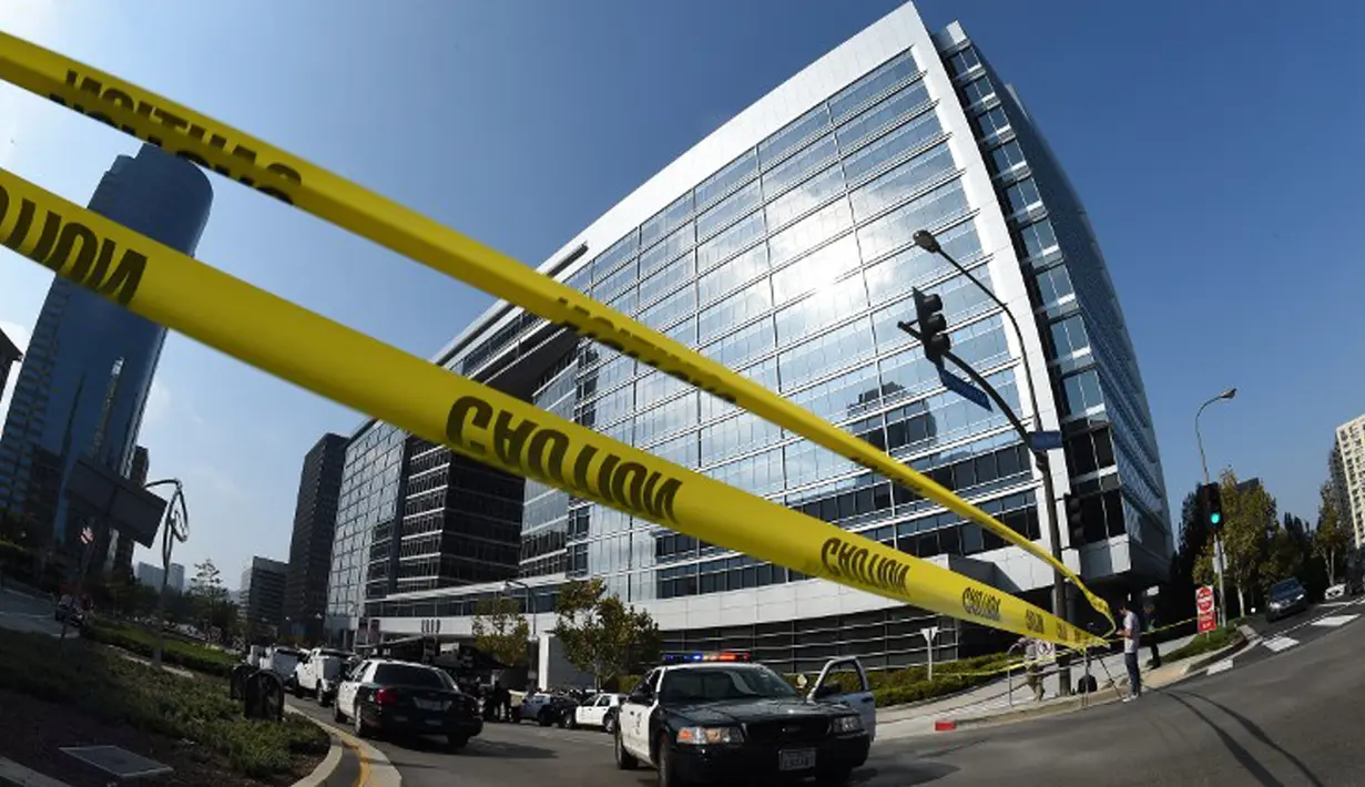 Personel LAPD Hazmat dan Bomb Squads  mempersiapkan diri untuk menyelidiki sebuah paket mencurigakan yang ditemukan di ruang surat di kantor Deutsche Bank di Los Angeles, California, Rabu (19/8/2015). (AFP/MARK RALSTON)