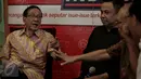 Mantan ketua umum Partai Golkar Akbar Tanjung (kiri) saat menjadi pembicara pada diskusi dengan tema "Akhirnya Golkar Bisa Gelar Munaslub" di Jakarta, Sabtu (6/5/2016). (Liputan6.com/Faizal Fanani)