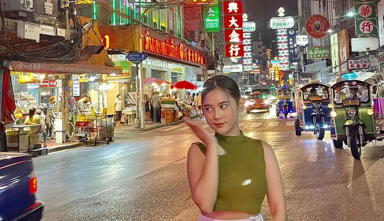 Selain terkenal dengan kuil-kuil Buddha-nya, Thailand juga terkenal dengan suasana malamnya. Ziva Magnolya memperlihatkan dirinya yang sedang jalan-jalan malam di Chinatown. Gemerlap lampu dari pertokoan membuat penyanyi kelahiran 14 Maret 2001 itu tampak begitu antusias dengan liburannya. (Liputan6.com/IG/@zivamagnolya)