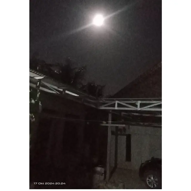 6 Potret Jepretan Foto Bulan Netizen Pakai HP Ini Bikin Senyum Tipis