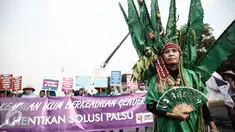Aksi perempuan menuntut keadilan iklim di depan Istana Negara, Jakarta, Selasa (17/5). Dalam aksinya mereka meminta pemerintah Indonesia tegas dan konsisten dalam langkah mengatasi perubahan iklim. (Liputan6.com/Faizal Fanani)