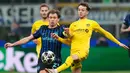 Rapatnya lini pertahanan Bodo/Glimt membuat gempuran serangan tuan rumah sulit berbuah gol. Skor imbang 0-0 bertahan hingga babak pertama usai. Tampak dalam foto, pemain Inter Milan, Nicolo Barella (kiri) berebut bola dengan pemain Bodo/Glimt selama pertandingan babak playoff Liga Champions 2025-2026 di stadion San Siro, Italia, Selasa 24 Februari 2026 waktu setempat atau Rabu (25/2/2026) dini hari WIB. (AP Photo/Luca Bruno)