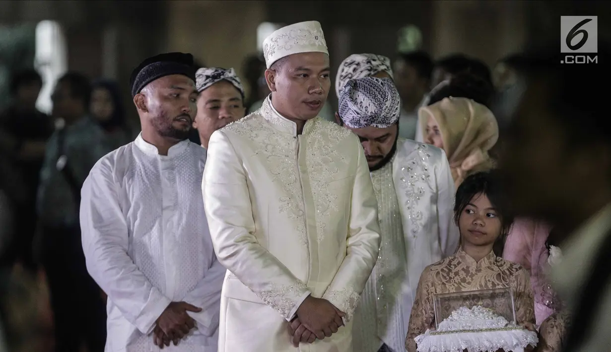 Ekspresi Vicky Prasetyo jelang akad nikah di Mesjid Istiqlal, Jakarta, Jumat (9/2). Pasangan pengantin memilih gaun berwarna putih. (Liputan6.com/Faizal Fanani)