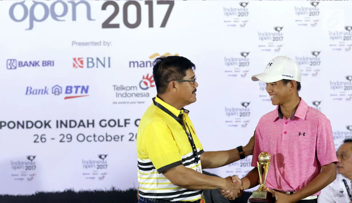 Juara Amatir Golf Indonesia Open 2017, Jose Suryaatmaja (kanan) menerima piala di Pondok Indah Golf Course, Jakarta, Minggu (29/10). Indonesia Open 2017 merupakan turnamen seri Asian Tour diikuti 140 pegolf. (Liputan6.com/Helmi Fithriansyah)