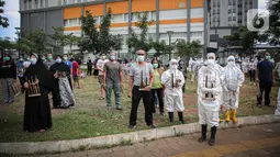 Sejumlah tenaga kesehatan dan pasien COVID-19 memainkan angklung di RSDC Wisma Atlet, Kemayoran, Jakarta, Selasa (23/3/2021). Acara tersebut dilakukan dalam rangka satu tahun beroperasinya RSDC Wisma Atlet Kemayoran. (Liputan6.com/Faizal Fanani)