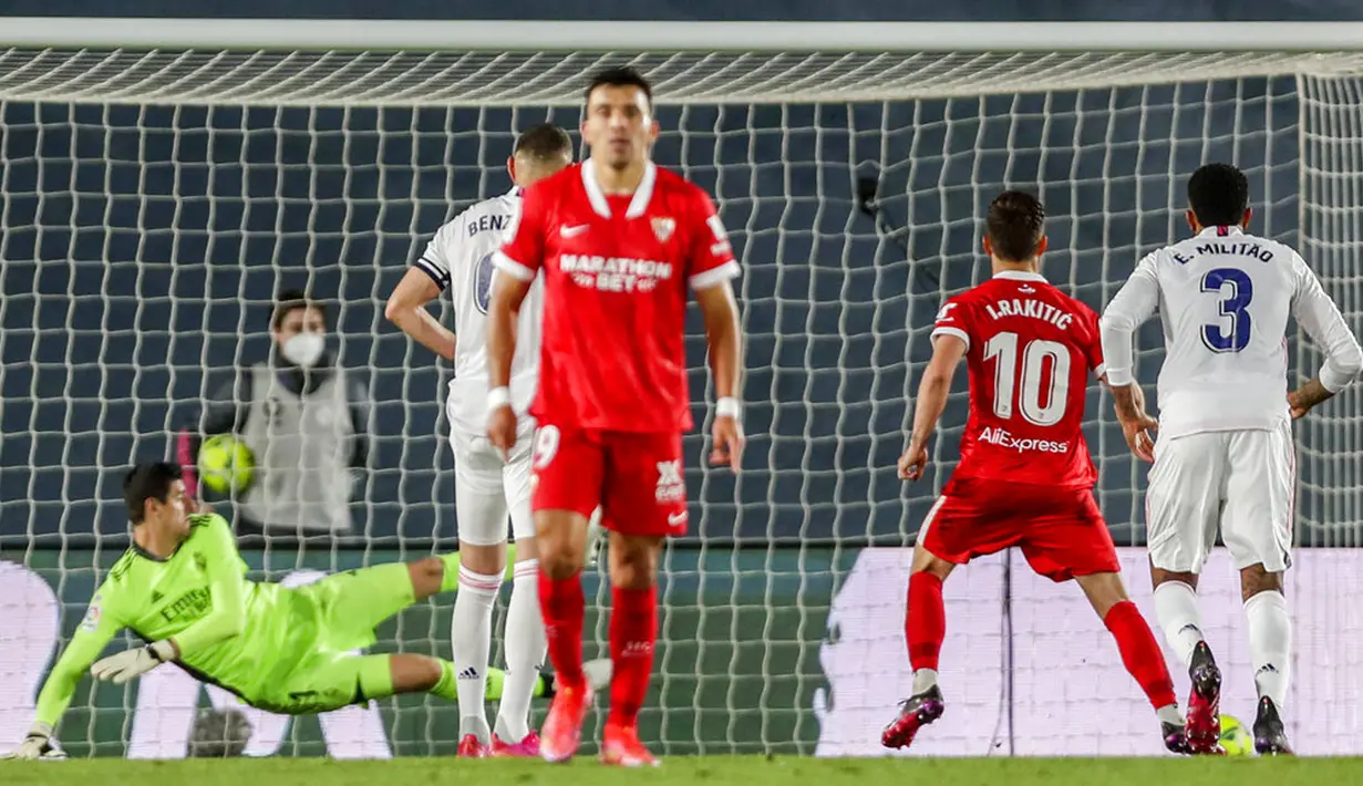 Pemain Sevilla Ivan Rakitic mencetak gol ke gawang Real Madrid dari tendangan penalti pada pertandingan La Liga Spanyol di Alfredo di Stefano Stadium, Madrid, Spanyol, Minggu (9/5/2021). (AP Photo/Manu Fernandez)