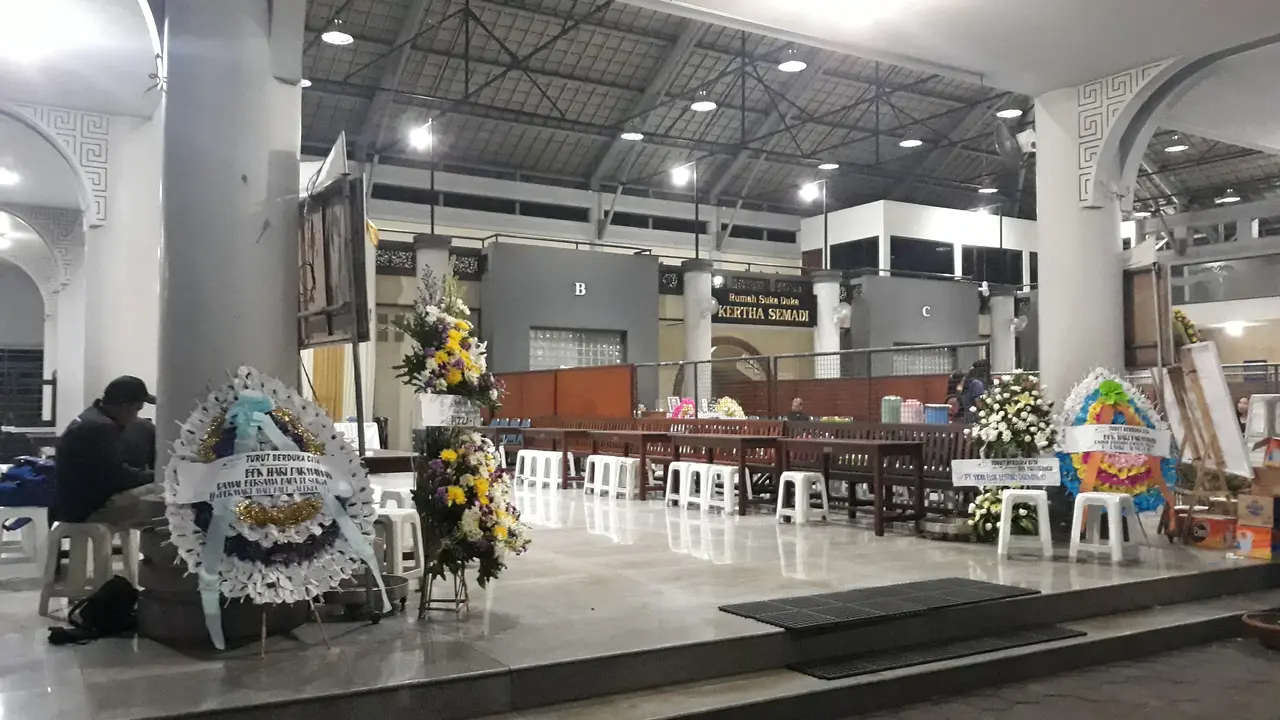 Suasana Rumah Duka menunggun kedatangan jenazah Hari Darmawan