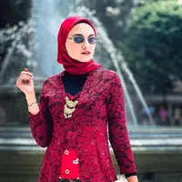 Zee Zee Shahab memamerkan gayanya pakai kebaya brokat klasik berwarna merah. Padu padan inner hitam, korset jumputan merah, kain batik sebagai rok, dan hijab merah polos menambah kesan keren pada keseluruhan penampilan Zee Zee Shahab di sini. [Foto: Instagram/zeezeeshahab]