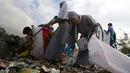 Biarawati Katolik dan relawan mengumpulkan sampah di Manila Bay pada (19/9/2015). Kegiatan membersihkan pantai ini untuk memperingati International Coastal Cleanup Day atau Hari membersihkan pantai internasional. (REUTERS/Romeo Ranoco)