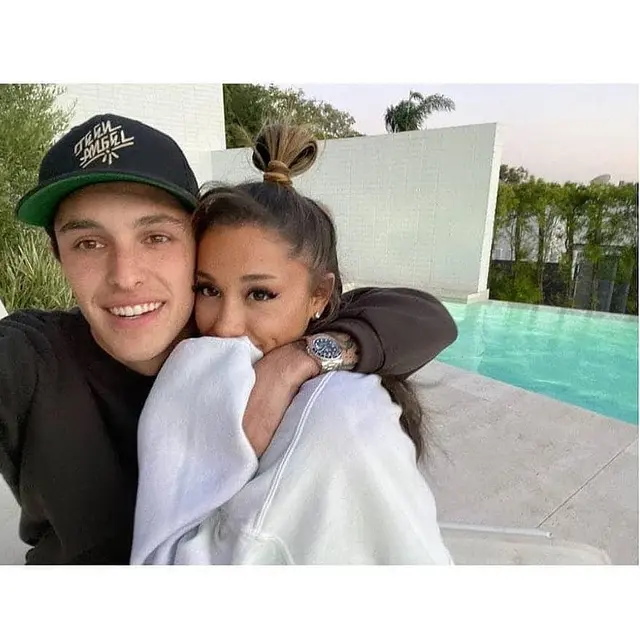 Resmi Menikah, Ini 6 Potret Mesra Ariana Grande dan Dalton Gomez