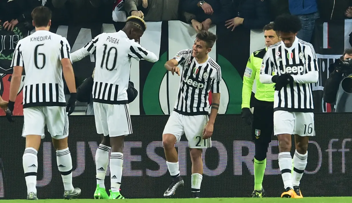 Penyerang Juventus, Paulo Dybala (tengah) melakukan selebrasi dengan rekan setimnya usai mencetak gol tunggal pada lanjutan liga serie A Italia di Juventus Stadium, Turin (24/1/2016). Juventus menang dengan skor 1-0. (AFP PHOTO/GIUSEPPE CACACE)