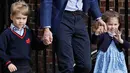 Pangeran George dan Putri Charlotte mengunjungi tempat sang ibu, Kate Middleton melahirkan di Rumah Sakit St Mary's, London, Senin (23/4). Pangeran George dan Putri Charlotte tampil senada dengan busana serba biru. (AP/Kirsty Wigglesworth)
