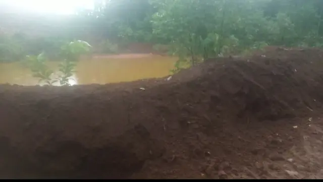 Tanggul penahan air tambang di Kolaka,  jebol dan menerjang tanaman serta rumah warga di Kolaka.(foto:warga)