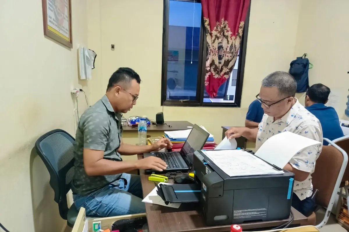 Sekretaris DPRD Sitaro Masri Kasehung (kanan) saat menjalani pemeriksaan di Polres Sitaro, Jumat (1/11/2024).