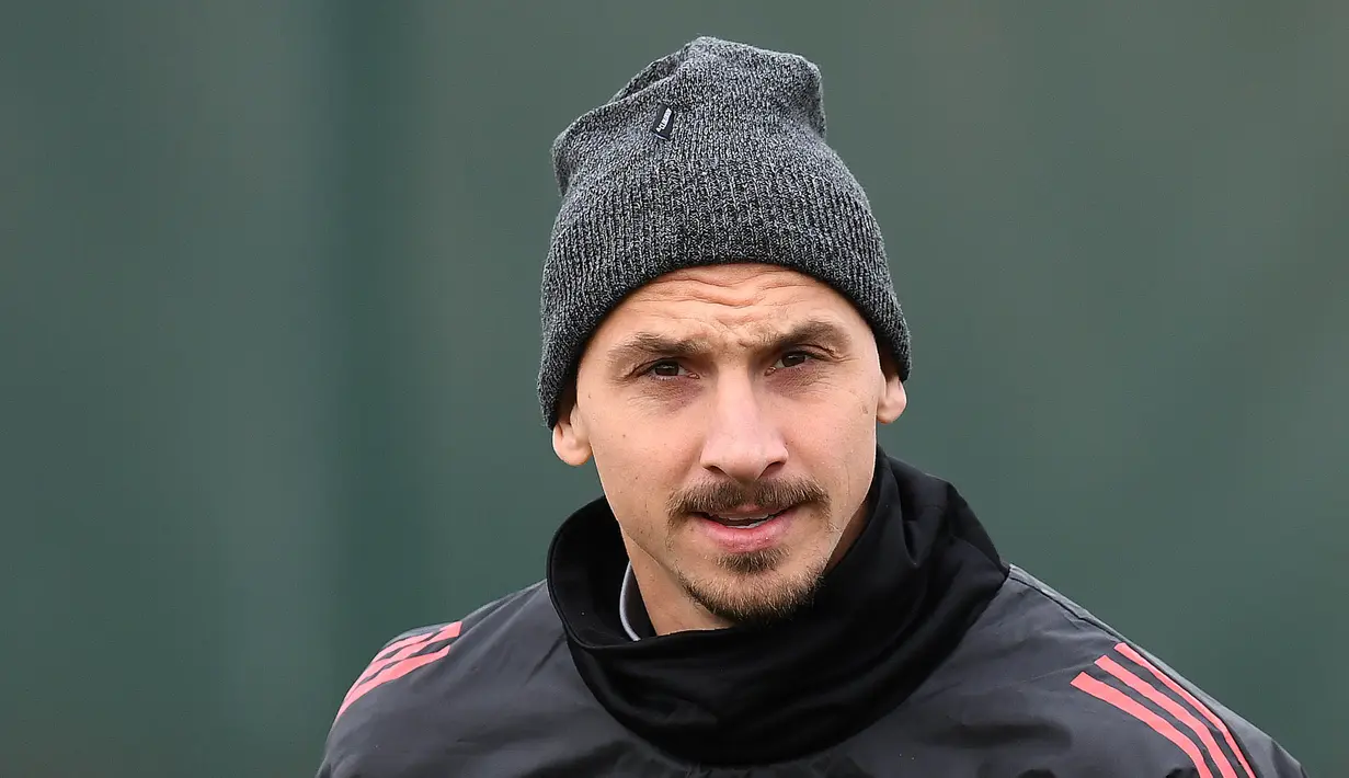 Striker Manchester United, Zlatan Ibrahimovic, saat berlatih di kompleks latihan dekat Carrington, Manchester, Selasa (21/11/2017). MU akan melawan Basel pada lanjutan Liga Champions. (AFP/Paul Ellis)