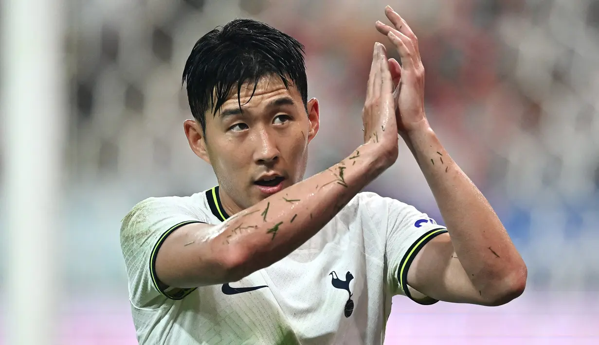 Son berhasil mencetak dua gol di laga tersebut. Gol pertama pemain 30 tahun tersebut dicetak lewat eksekusi tendangan penalti. Sementara gol keduanya dicetak pada menit ke-85 sebagai gol pamungkas di laga tersebut. (AP/Lee Jin-man)