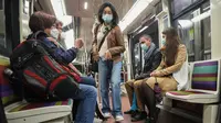 Orang-orang yang memakai masker menaiki kereta bawah tanah di Paris, Prancis, Kamis (30/6/2022). Kasus virus corona covid-19 meningkat dengan cepat di Prancis dan negara-negara Eropa lainnya setelah pembatasan COVID-19 dicabut pada musim semi. (AP Photo/Michel Euler)