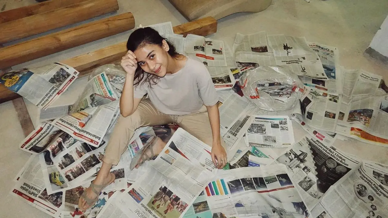 Dinamai Newspaper Room Ini 7 Potret Ruang Kerja Adinda Thomas di Rumah