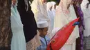 Seorang anak saat salat Idul Fitri 1439 H di lapangan Pancasila, Simpanglima, Kota Semarang, Jumat (15/6). Masyarakat di Indonesia hari ini merayakan Hari Raya Idul Fitri 1439 H sesuai ketetapan pemerintah yakni pada Jumat (15/6). (Liputan6.com/Gholib)