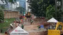 Pekerja melakukan pengerjaan pembangunan Spot Budaya di Dukuh Atas, Jakarta, Selasa (14/5/2019). Pembangunan Spot Budaya tersebut dilakukan guna menciptakan ruang ekspresi budaya di Ibu Kota. (Liputan6.com/Johan Tallo)
