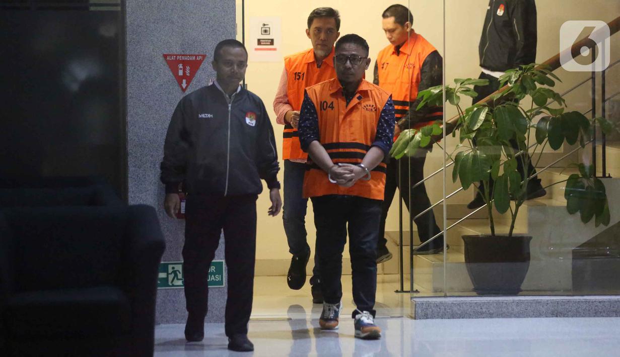 Ketiga tersangka tersebut adalah Hendrik Permana, ketua Tim Kerja Sarana Prasarana Alat Labkesmas Kemenkes; Aswin Griksa Fitranto, Direktur Utama PT Griksa Cipta; dan Yasin, pegawai Bappenda Provinsi Sulawesi Tenggara yang dikenal sebagai orang kepercayaan Bupati Koltim Abdul Azis. Tampak dalam foto, tiga tersangka baru terkait kasus dugaan tindak pidana korupsi pembangunan Rumah Sakit Umum Daerah (RSUD) Kolaka Timur (Koltim) di antaranya Yasin, pegawai Bappenda Provinsi Sulawesi Tenggara yang dikenal sebagai orang kepercayaan Bupati Koltim Abdul Azis; Aswin Griksa Fitranto, Direktur Utama PT Griksa Cipta; dan Hendrik Permana, ketua Tim Kerja Sarana Prasarana Alat Labkesmas Kemenkes (dari depan ke belakang) berjalan menuju ruang rilis penahanan di gedung Merah Putih Komisi Pemberantasan Korupsi (KPK), Jakarta, Senin (24/11/2025). (Liputan6.com/Helmi Fithriansyah)