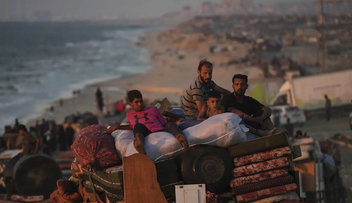 Sebelumnya diketahui, militer Israel terus mengintensifkan serangan termasuk pengeboman yang membuat gedung-gedung tinggi di Gaza hancur rata dengan tanah. (AP Photo/Abdel Kareem Hana)